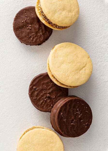 Bovenaanzicht van heerlijke alfajores-koekjes