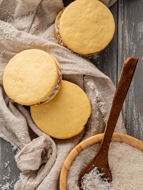 Bovenaanzicht van heerlijke alfajores-koekjes