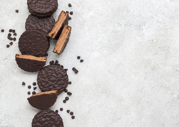 Bovenaanzicht van heerlijke alfajores met kopie ruimte