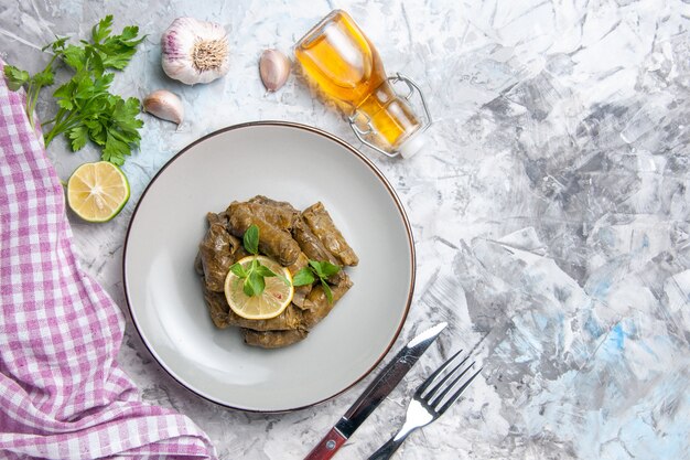 Bovenaanzicht van heerlijke blad dolma binnen plaat op wit oppervlak