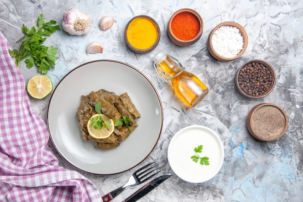 Bovenaanzicht van heerlijke blad dolma met kruiden op witte ondergrond