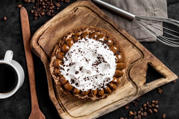 Bovenaanzicht van heerlijke cake met garde en koffie