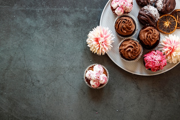 Bovenaanzicht van heerlijke chocolade cupcakes