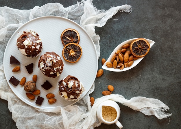 Bovenaanzicht van heerlijke chocolade cupcakes