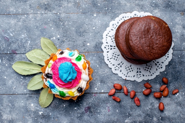 Bovenaanzicht van heerlijke chocoladetaart ronde gevormd met slagroomtaart geïsoleerd op grijs, bak chocoladetaart cacao zoet koekje