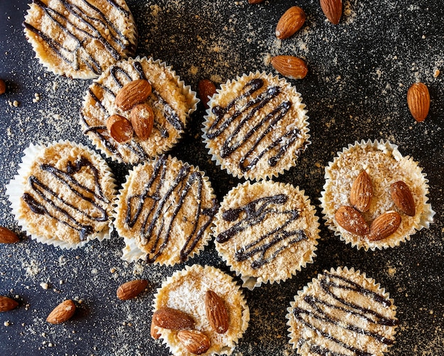 Gratis foto bovenaanzicht van heerlijke cupcake concept