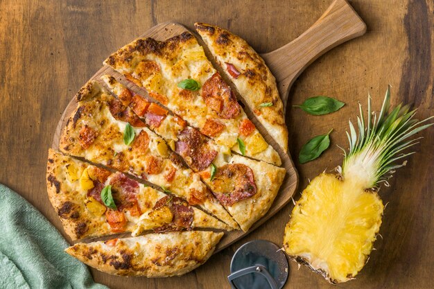 Bovenaanzicht van heerlijke gebakken ananas pizza