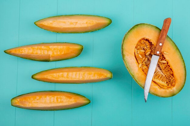 Gratis foto bovenaanzicht van heerlijke gezonde en verse meloen plakjes op blauw