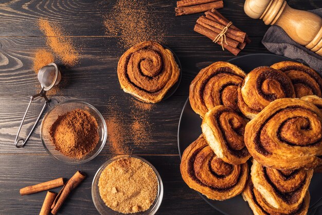 Bovenaanzicht van heerlijke kaneelbroodjes concept