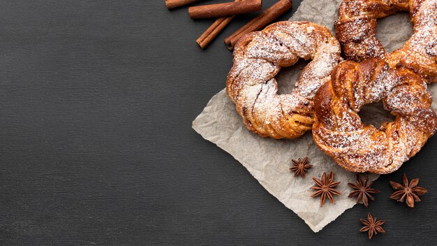 Bovenaanzicht van heerlijke kaneelbroodjes met kopie ruimte