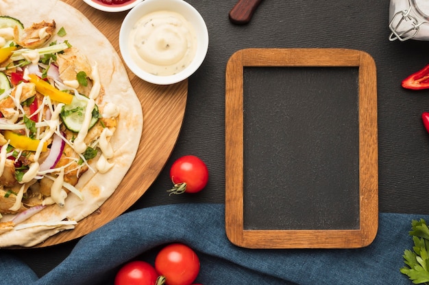 Bovenaanzicht van heerlijke kebab met frame en tomaten