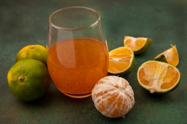 Gratis foto bovenaanzicht van heerlijke mandarijnen met vers vruchtensap in een glas