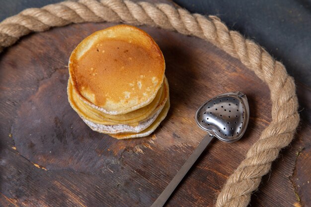 Bovenaanzicht van heerlijke muffins ronde gevormd op het houten oppervlak