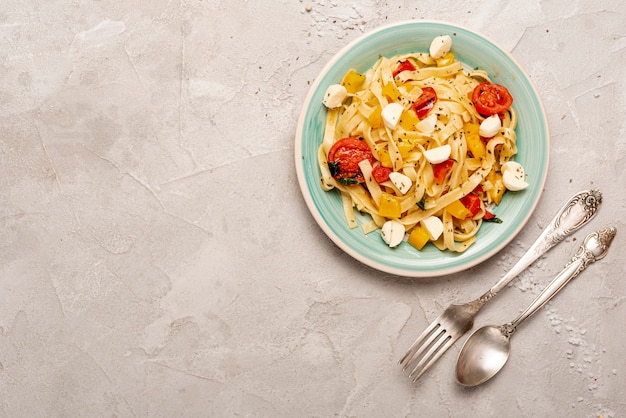 Bovenaanzicht van heerlijke pasta met kopie ruimte