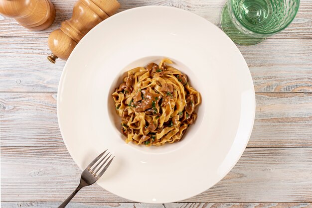 Bovenaanzicht van heerlijke pasta op houten tafel