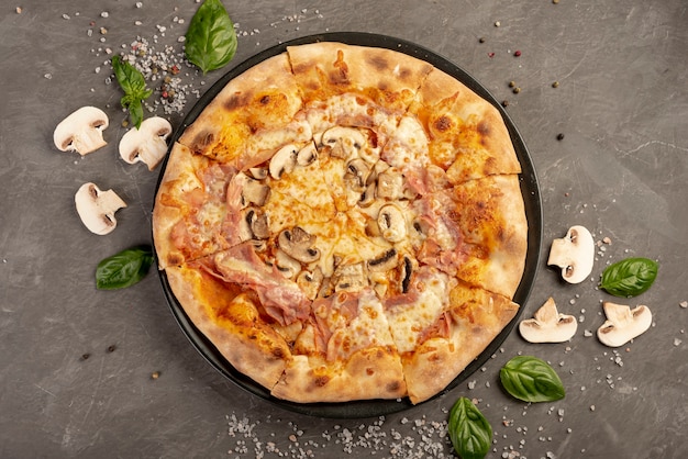 Bovenaanzicht van heerlijke pizza met champignons