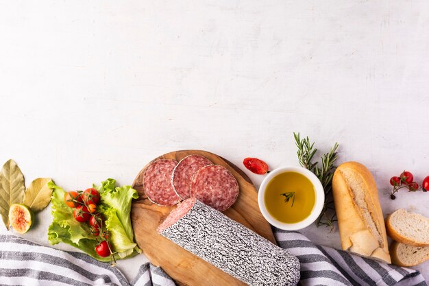 Bovenaanzicht van heerlijke salami concept