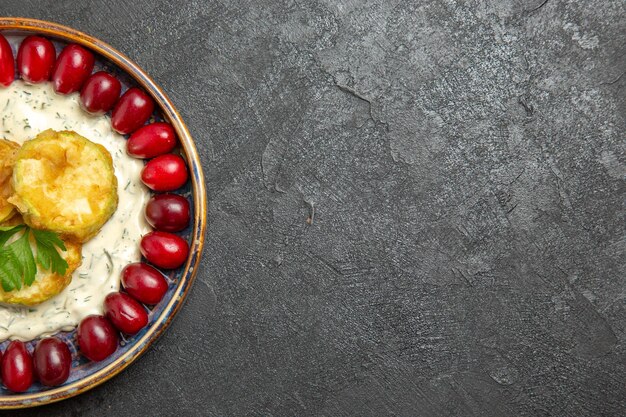 Bovenaanzicht van heerlijke squashmaaltijd met verse rode kornoeljes op het grijze oppervlak