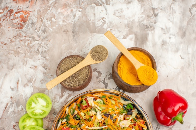 Bovenaanzicht van heerlijke vegan salade met diverse groenten