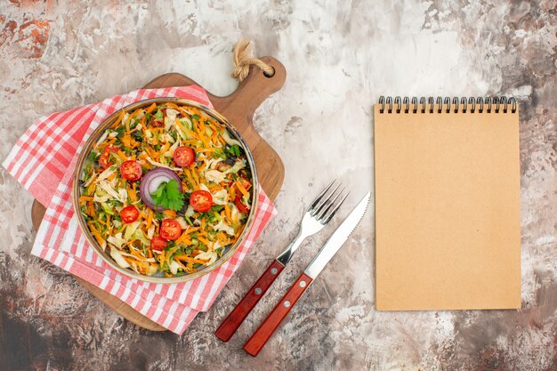 Bovenaanzicht van heerlijke vegan salade met diverse groenten