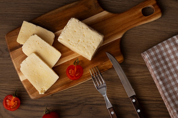 Gratis foto bovenaanzicht van heerlijke verse kaas