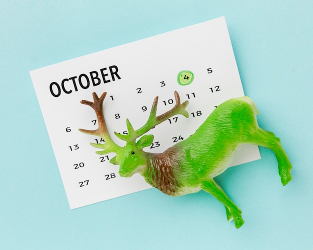 Gratis foto bovenaanzicht van hertenbeeldje met kalender voor dierendag