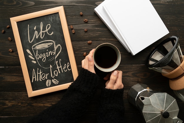 Bovenaanzicht van het leven begint na koffie inspirerende quote op schoolbord met vrouw met koffie
