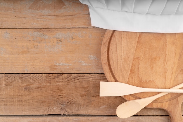 Bovenaanzicht van houten bord met lepels