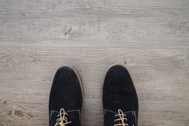 Bovenaanzicht van houten oppervlak met schoenen