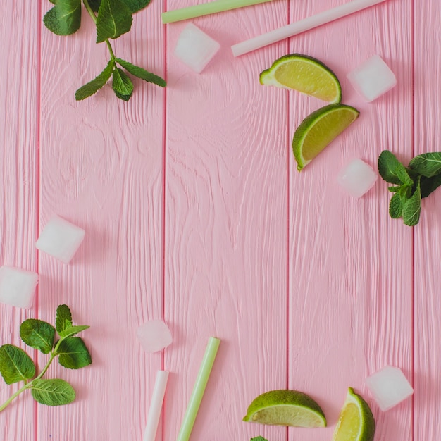 Bovenaanzicht van houten oppervlak met zomer ingrediënten voor drankjes