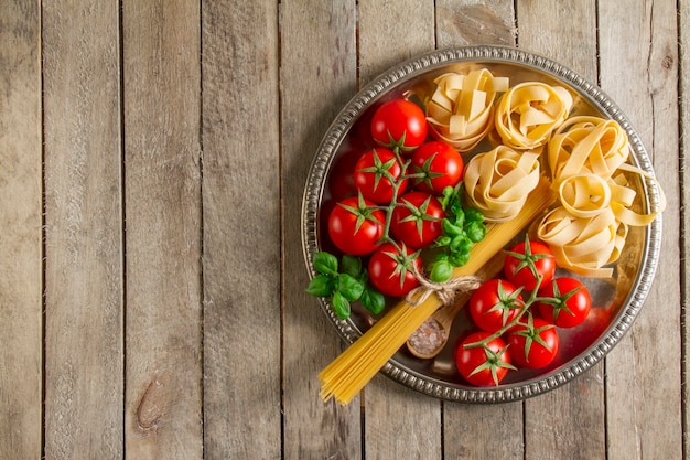 Bovenaanzicht van houten tafel met verse ingrediënten