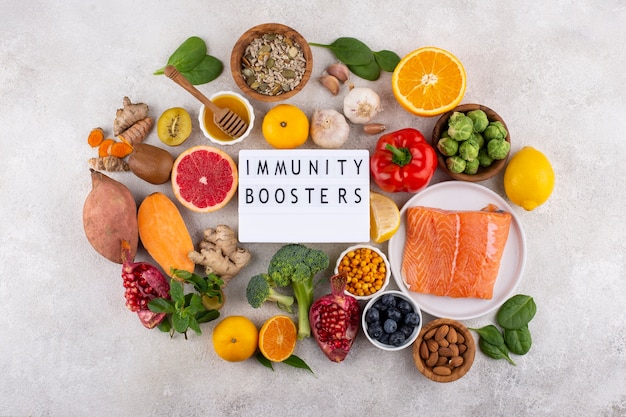 Bovenaanzicht van immuniteitsverhogende voedingsmiddelen met groenten en vis