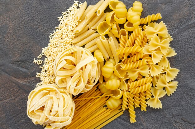 Bovenaanzicht van Italiaanse pasta op effen achtergrond