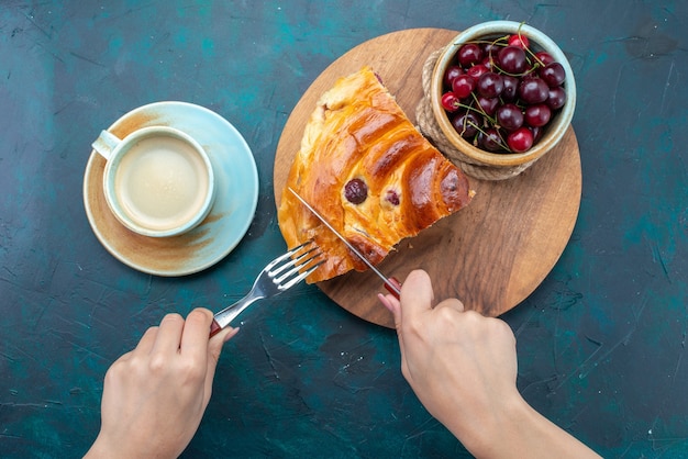 bovenaanzicht van kersencake met melk en verse zure kersen op donkerblauw, cake bak zoet fruit