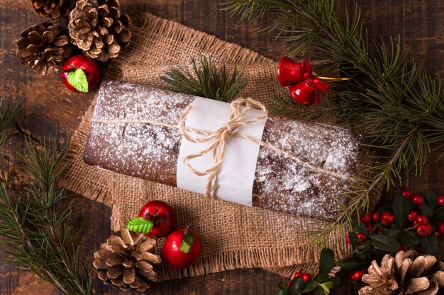 Bovenaanzicht van kerstcake met dennenappels