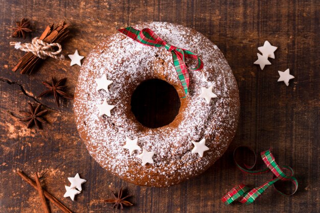 Bovenaanzicht van kerstcake met kaneelstokjes