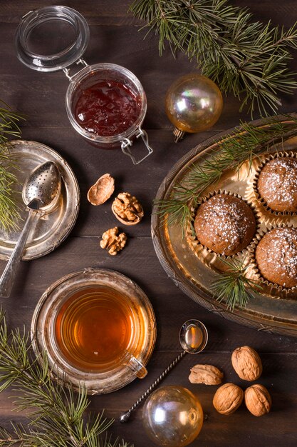 Bovenaanzicht van kerstdesserts met jam