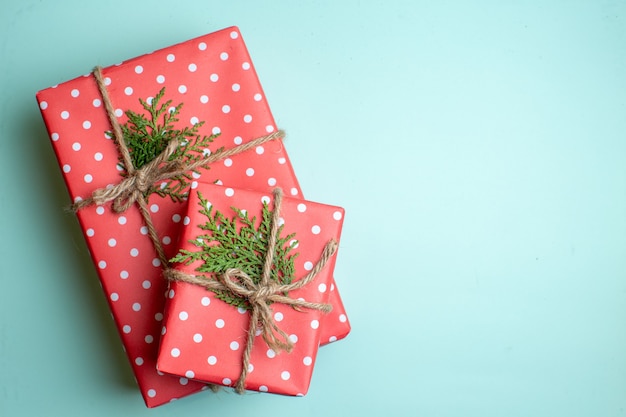 Bovenaanzicht van kerstmis achtergrond met geschenkdozen op pastel groene achtergrond