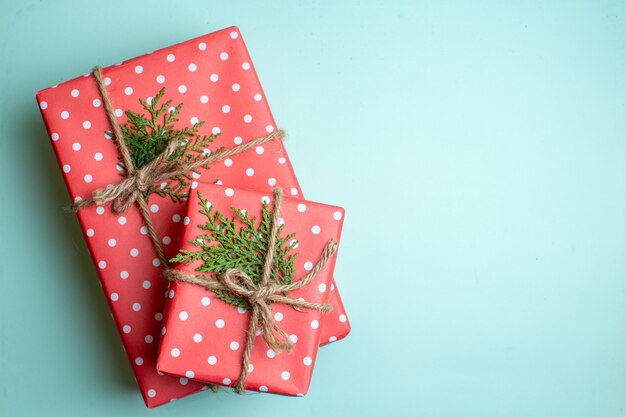 Bovenaanzicht van Kerstmis achtergrond met geschenkdozen op pastel groene achtergrond