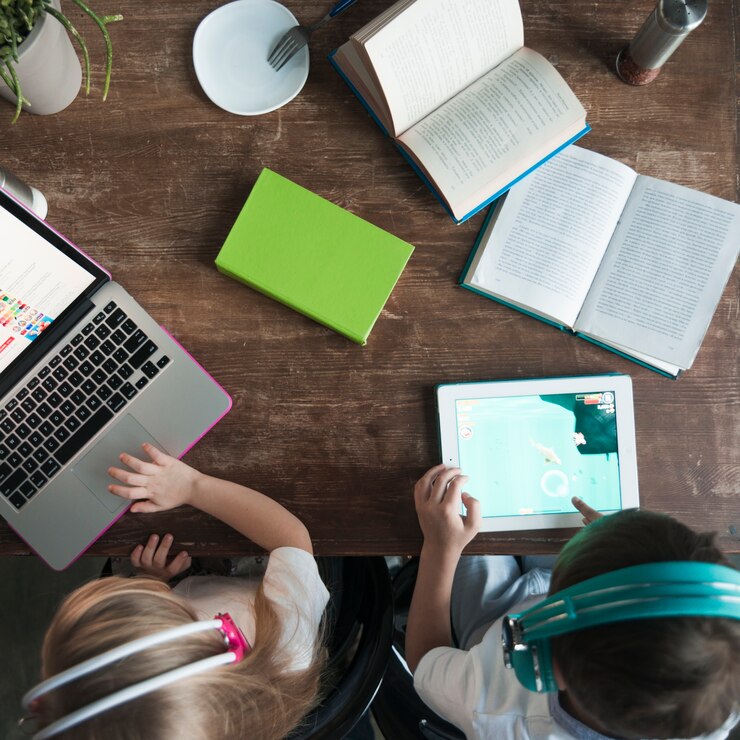 Gratis Foto bovenaanzicht van kinderen met laptop en tablet