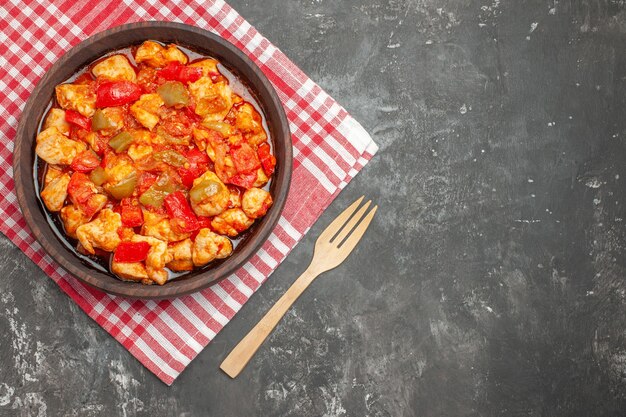 Bovenaanzicht van kippensoep met ingrediënten