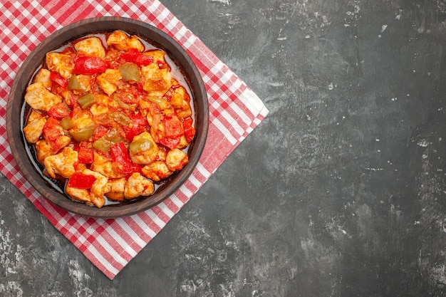 Bovenaanzicht van kippensoep met ingrediënten