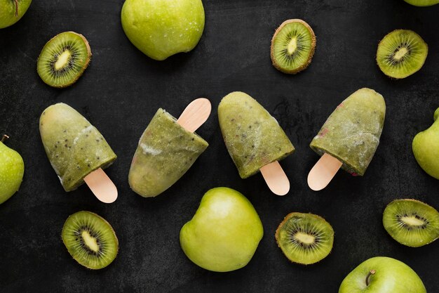 Bovenaanzicht van kiwi ijslollys met appels