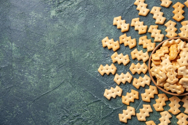 Bovenaanzicht van kleine gezouten crackers in kom