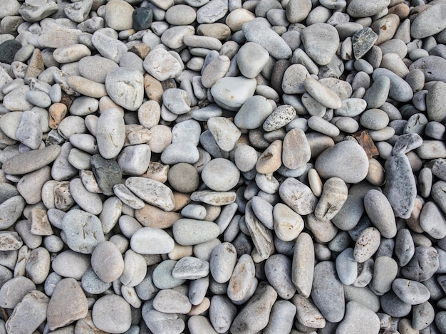 Bovenaanzicht van kleine kiezelstenen op het strand overdag