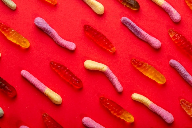 Bovenaanzicht van kleurrijke marmelade jelly snoepjes op rood