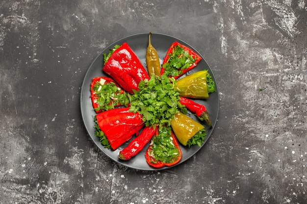 Bovenaanzicht van kleurrijke peper verschillende soorten paprika op de zwarte plaat