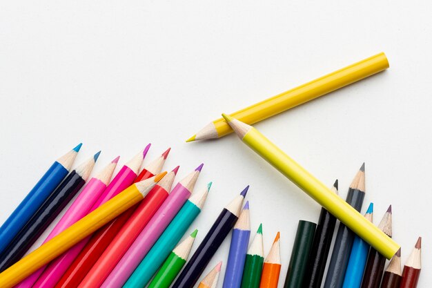 Bovenaanzicht van kleurrijke potloden met kopie-ruimte