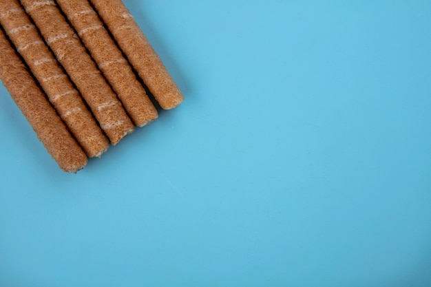 Bovenaanzicht van knapperige stokken op blauwe achtergrond met kopie ruimte