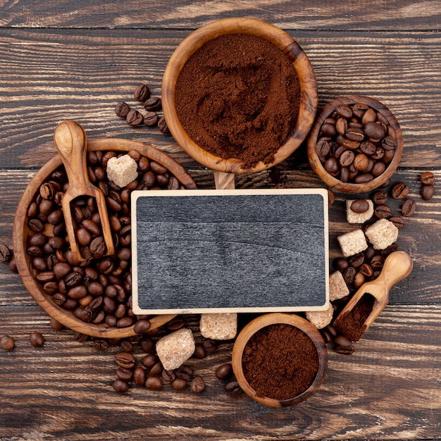 Gratis foto bovenaanzicht van koffie concept op houten tafel